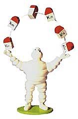 Michelin-Männchen jongliert mit Grenzsteinen