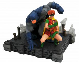 DC Comics Gallery: Dark Knight Returns Batman and Carrie Deluxe 