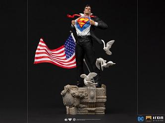 DC Comics: Superman - Deluxe Clark Kent 1:10 Scale Statue