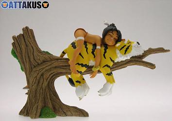 Nävis und Tiger auf Baumstamm