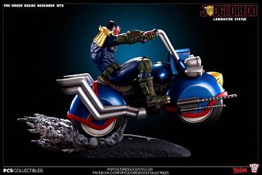 Judge Dredd on Lawmaster Statue