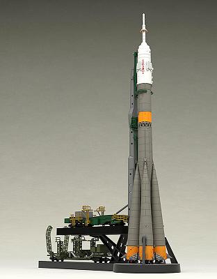 USSR: Soyuz Rocket and Transport Train 1:150 Scale Model Kit