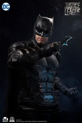 DC Comics: Justice League - Batman Tactical Batsuit 1:1 Scale Bu