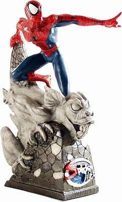 Spiderman - Red Hero auf Statue